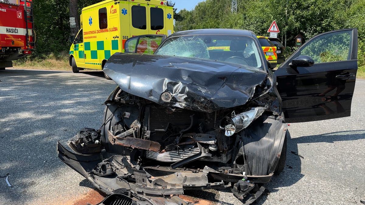 Motorkář po střetu s autem na Berounsku utrpěl otevřené zlomeniny